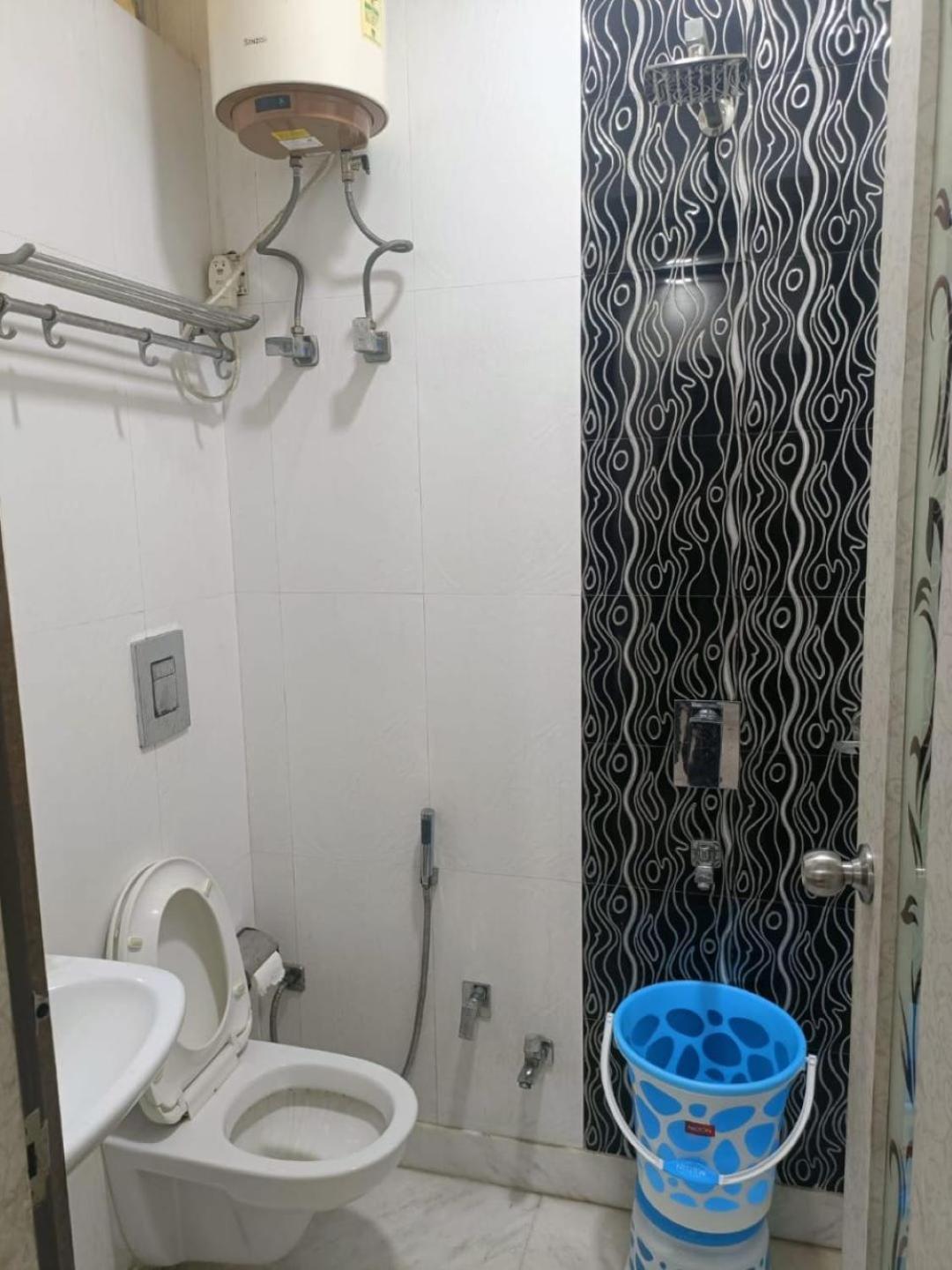 Hotel Perfect Spot- Main Bazar - Walking Metro Station New Delhi Luaran gambar