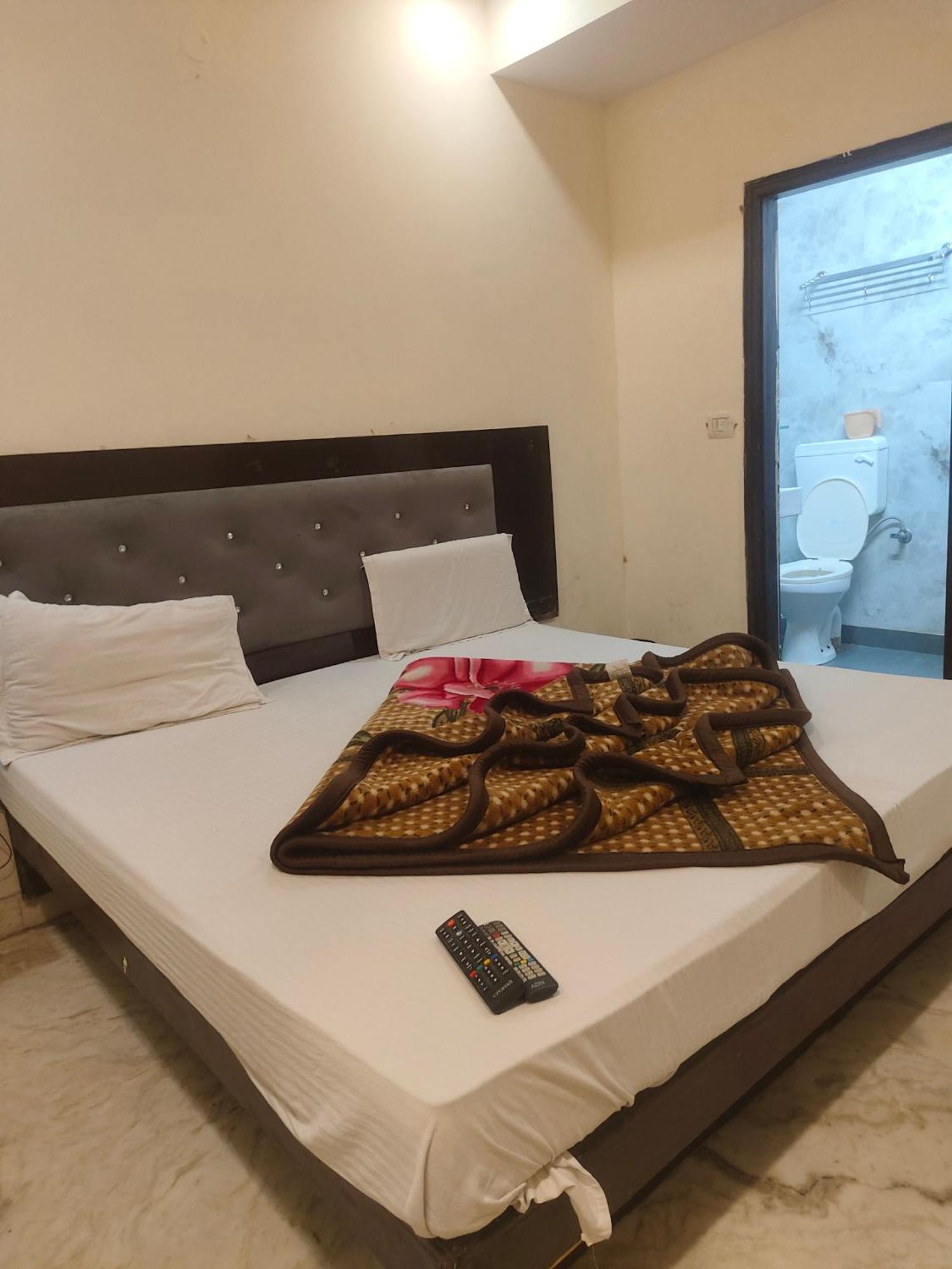 Hotel Perfect Spot- Main Bazar - Walking Metro Station New Delhi Luaran gambar